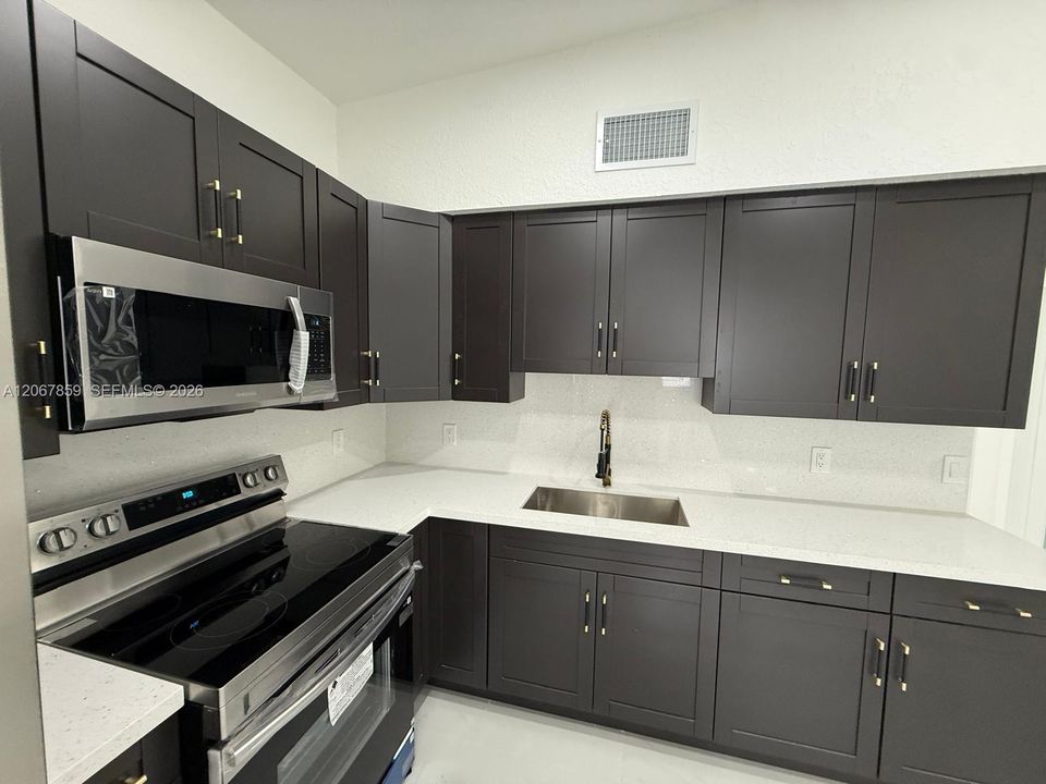 Activo con contrato: $589,000 (4 camas, 3 baños, 1769 Pies cuadrados)
