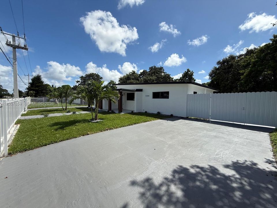Activo con contrato: $589,000 (4 camas, 3 baños, 1769 Pies cuadrados)