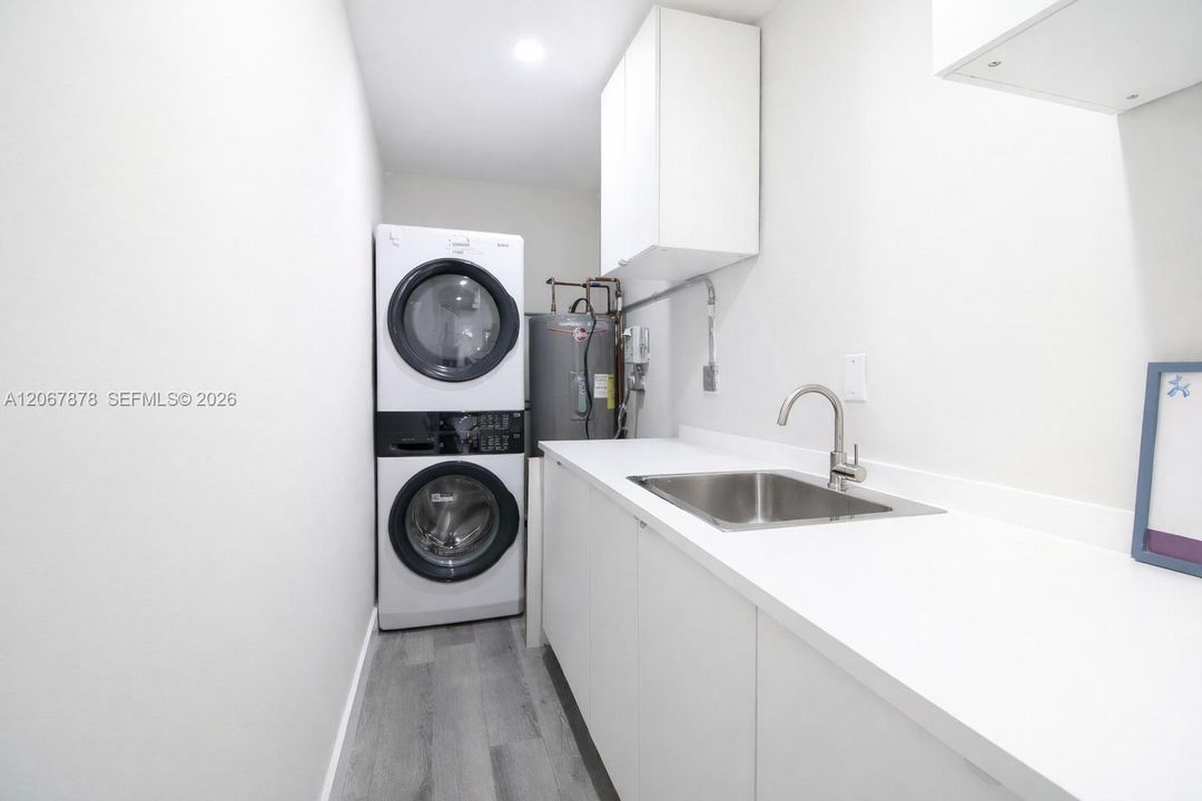 For Sale: $1,090,000 (4 beds, 2 baths, 1948 Square Feet)