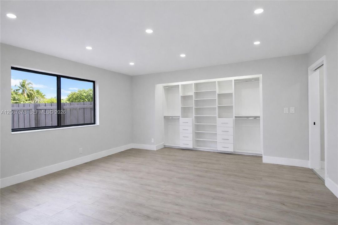 For Sale: $1,090,000 (4 beds, 2 baths, 1948 Square Feet)
