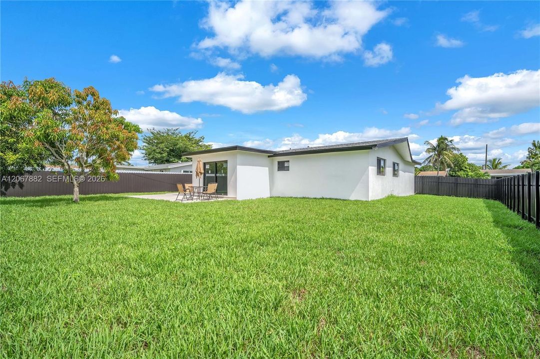 For Sale: $645,000 (3 beds, 2 baths, 1386 Square Feet)