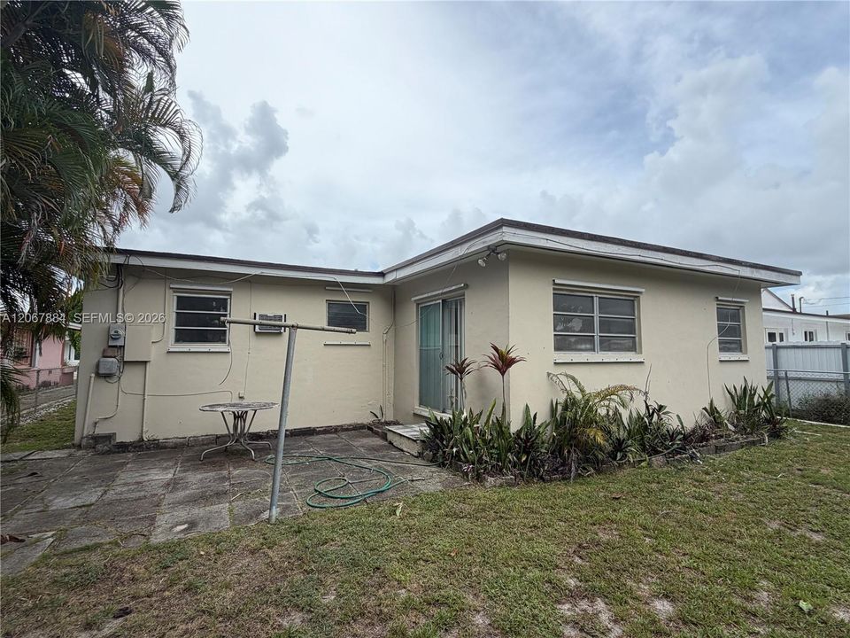 For Sale: $559,900 (4 beds, 1 baths, 1376 Square Feet)