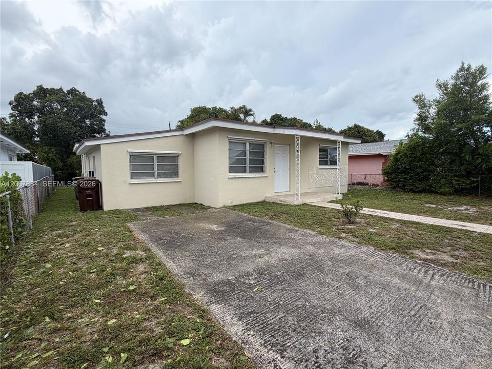 For Sale: $559,900 (4 beds, 1 baths, 1376 Square Feet)