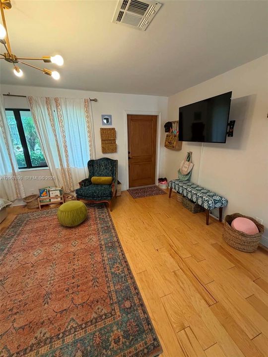 В аренду: $4,750 (3 спален, 2 ванн, 1210 Квадратных фут)