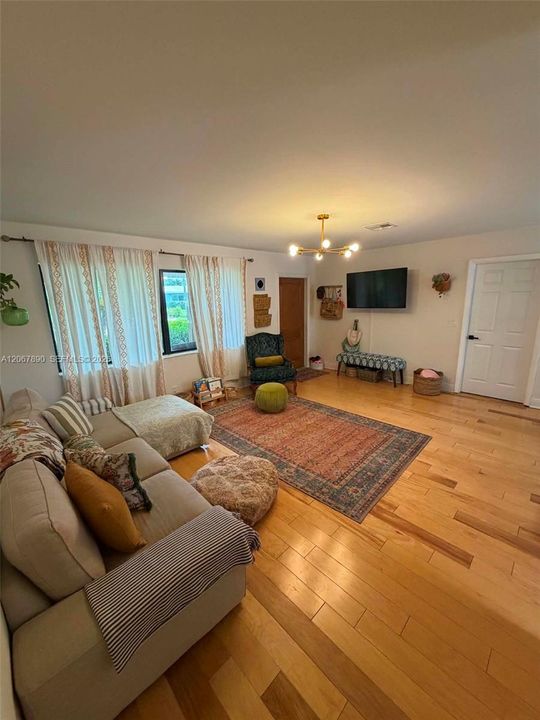 В аренду: $4,750 (3 спален, 2 ванн, 1210 Квадратных фут)