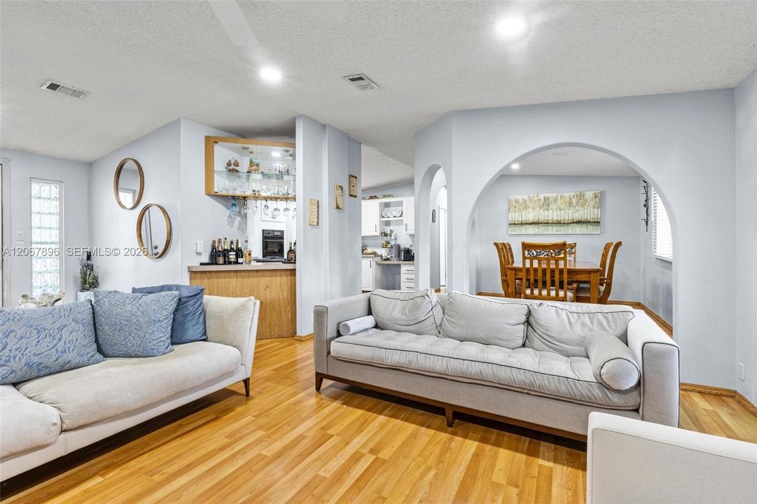 En Venta: $304,999 (3 camas, 2 baños, 1690 Pies cuadrados)