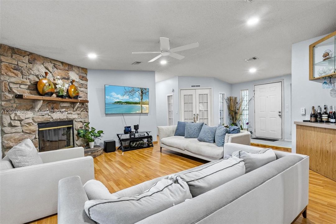 En Venta: $304,999 (3 camas, 2 baños, 1690 Pies cuadrados)