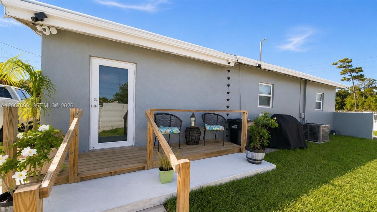 For Sale: $575,000 (4 beds, 2 baths, 1465 Square Feet)