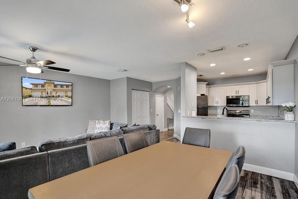 Activo con contrato: $395,000 (3 camas, 2 baños, 1632 Pies cuadrados)