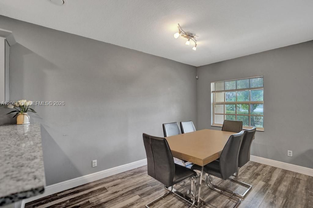 Activo con contrato: $395,000 (3 camas, 2 baños, 1632 Pies cuadrados)