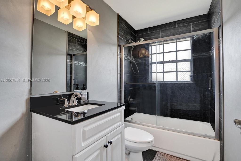 Activo con contrato: $395,000 (3 camas, 2 baños, 1632 Pies cuadrados)