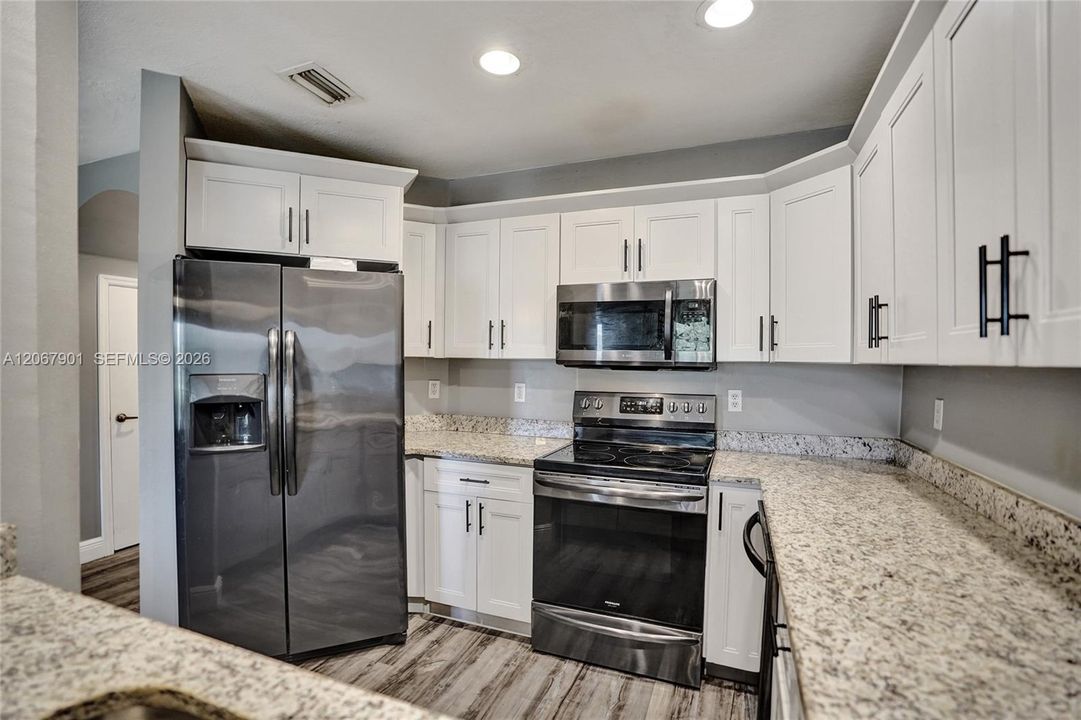 Activo con contrato: $395,000 (3 camas, 2 baños, 1632 Pies cuadrados)