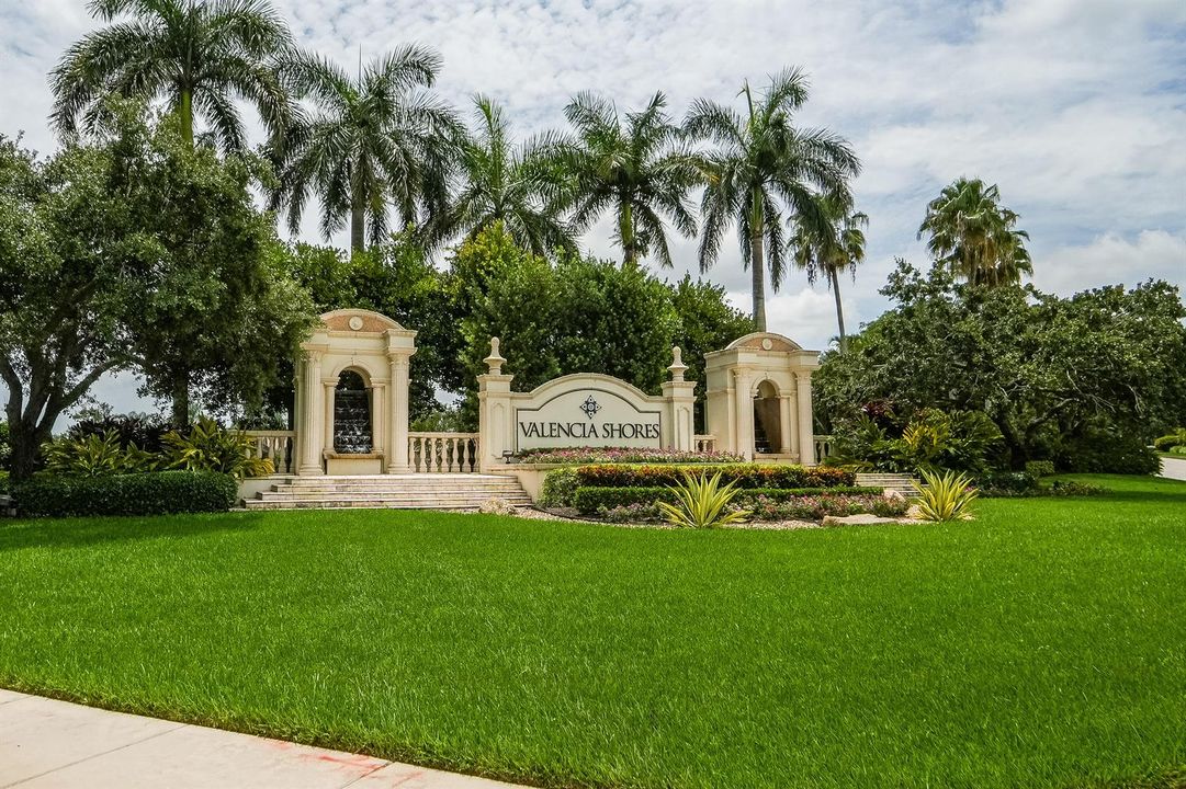 Valencia Shores Entrance