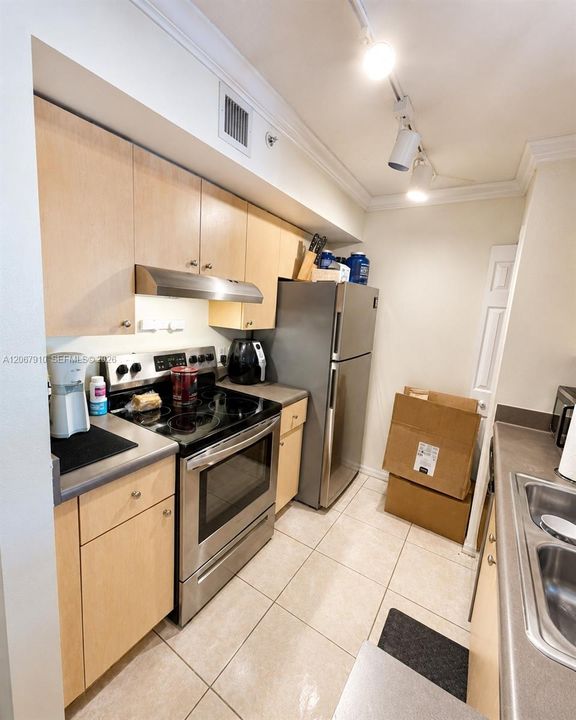 For Rent: $2,000 (1 beds, 1 baths, 800 Square Feet)