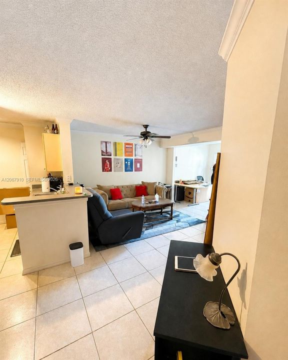 For Rent: $2,000 (1 beds, 1 baths, 800 Square Feet)