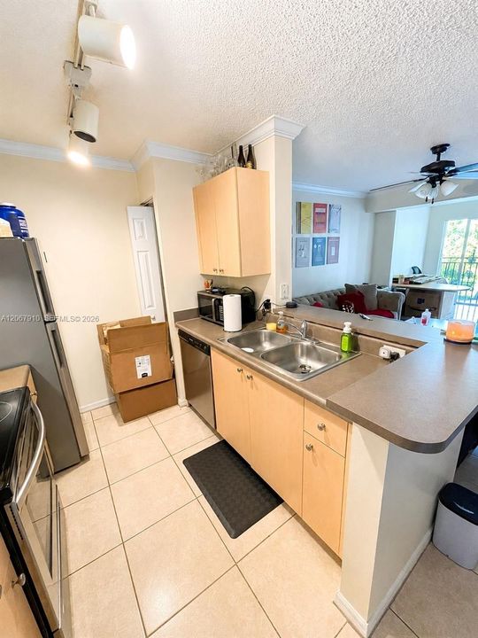 For Rent: $2,000 (1 beds, 1 baths, 800 Square Feet)