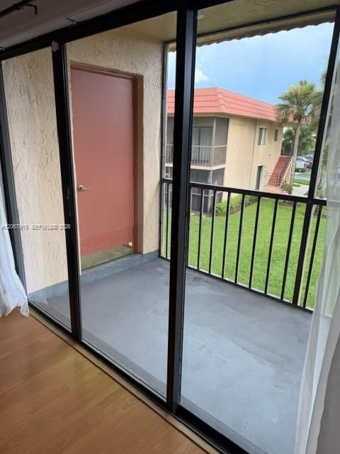 For Sale: $275,000 (2 beds, 2 baths, 1231 Square Feet)