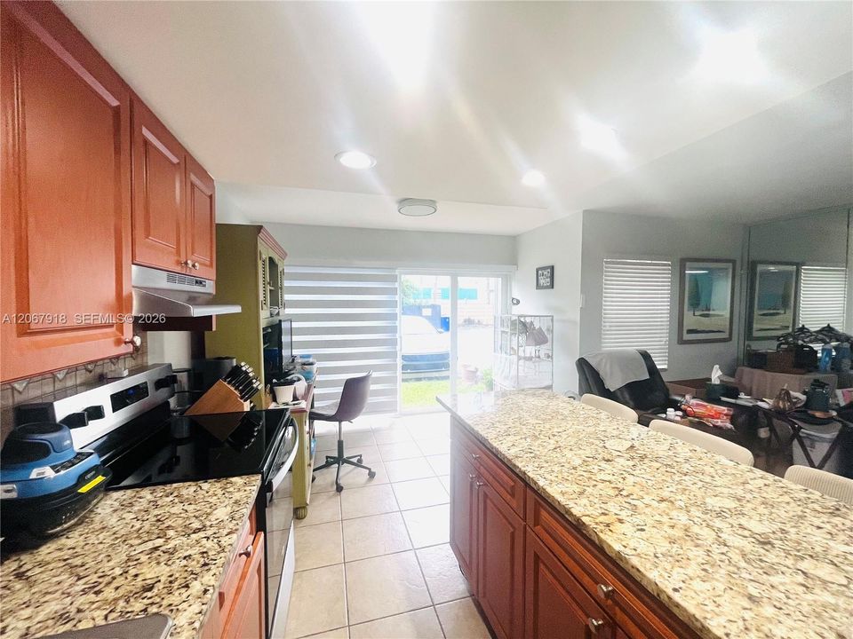 For Sale: $239,900 (1 beds, 1 baths, 614 Square Feet)
