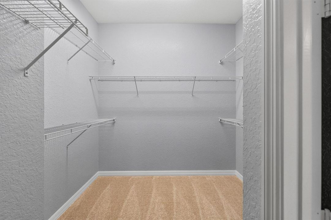 WALK IN CLOSET