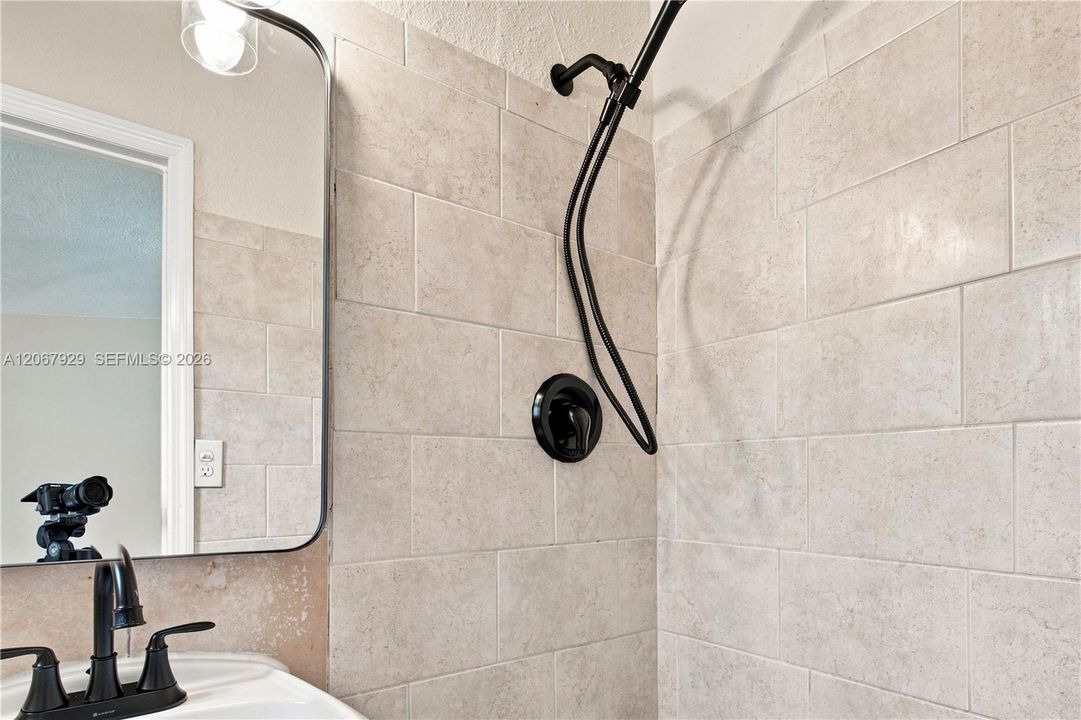 Под контрактом: $489,900 (4 спален, 2 ванн, 1400 Квадратных фут)