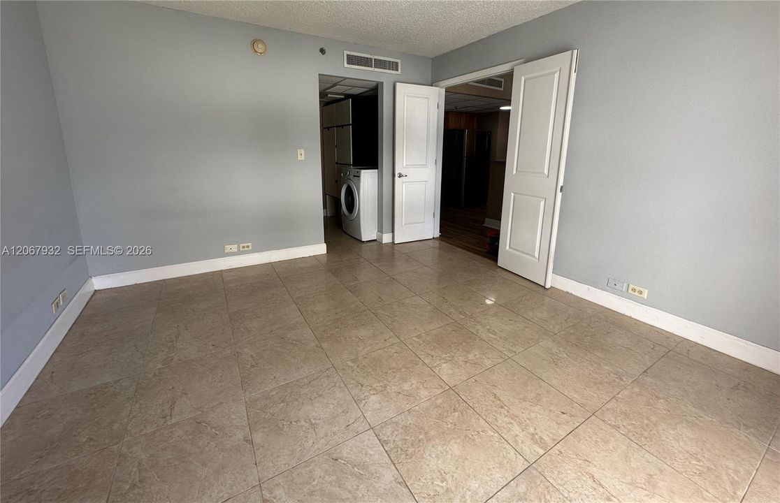 For Sale: $170,000 (1 beds, 1 baths, 556 Square Feet)