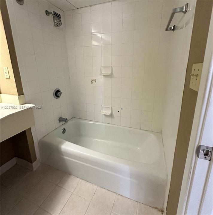 For Sale: $170,000 (1 beds, 1 baths, 556 Square Feet)