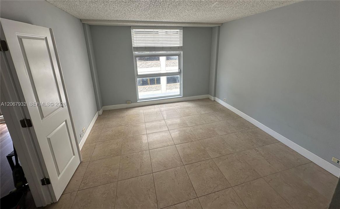 For Sale: $170,000 (1 beds, 1 baths, 556 Square Feet)