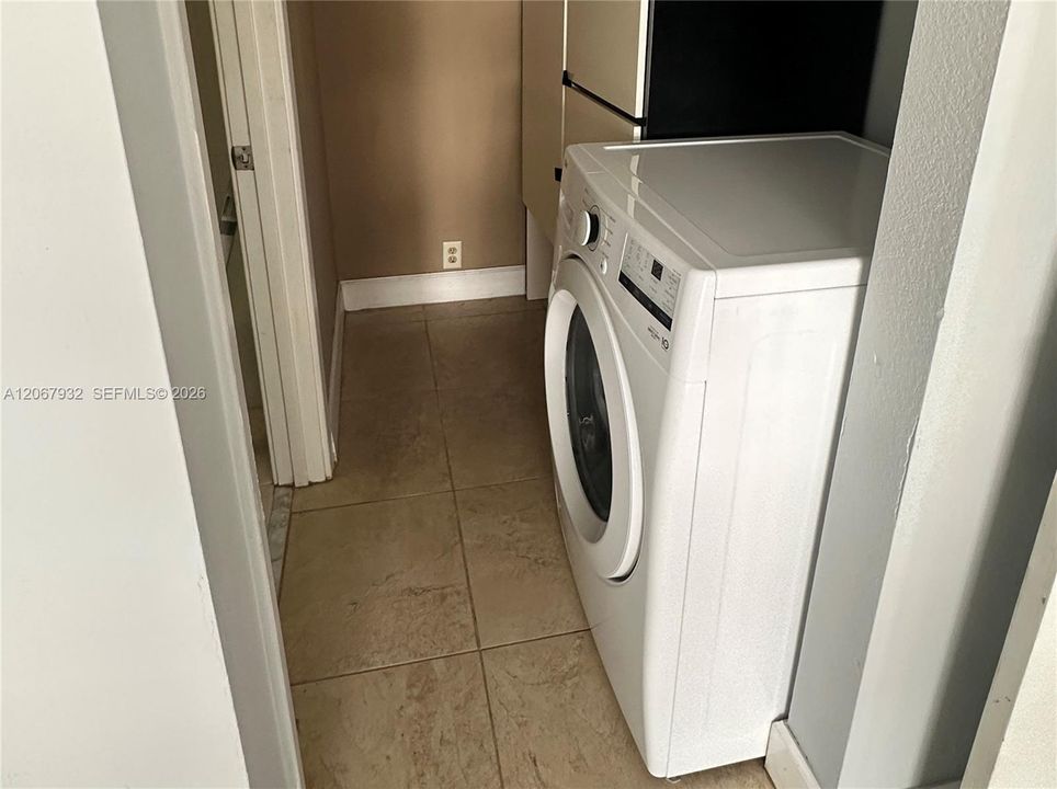 For Sale: $170,000 (1 beds, 1 baths, 556 Square Feet)