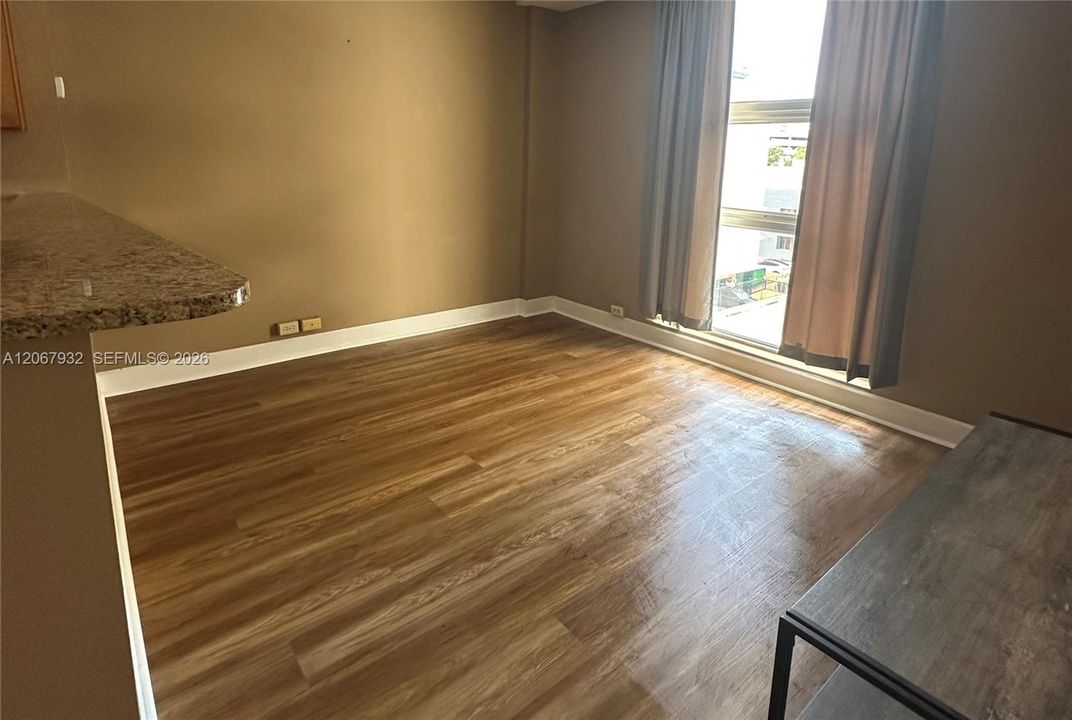 For Sale: $170,000 (1 beds, 1 baths, 556 Square Feet)