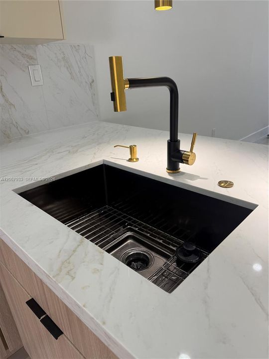 For Sale: $529,900 (2 beds, 2 baths, 1115 Square Feet)