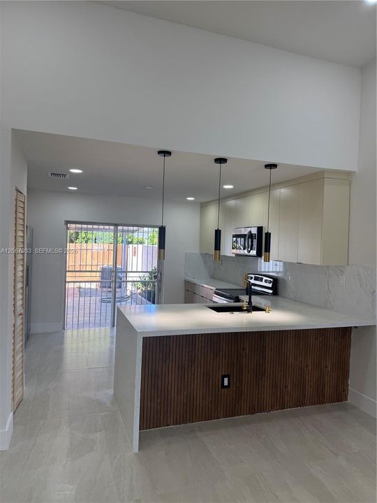 For Sale: $529,900 (2 beds, 2 baths, 1115 Square Feet)