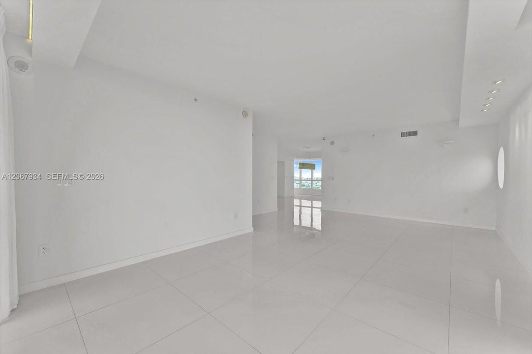 For Sale: $2,790,000 (3 beds, 3 baths, 1994 Square Feet)