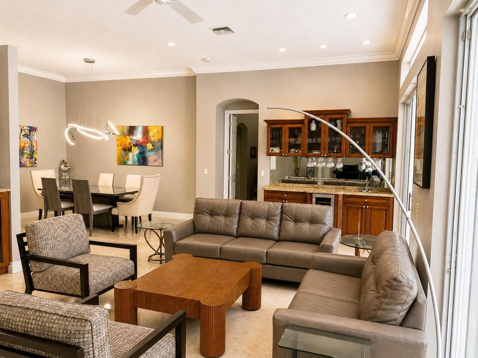Living Room-Wet bar