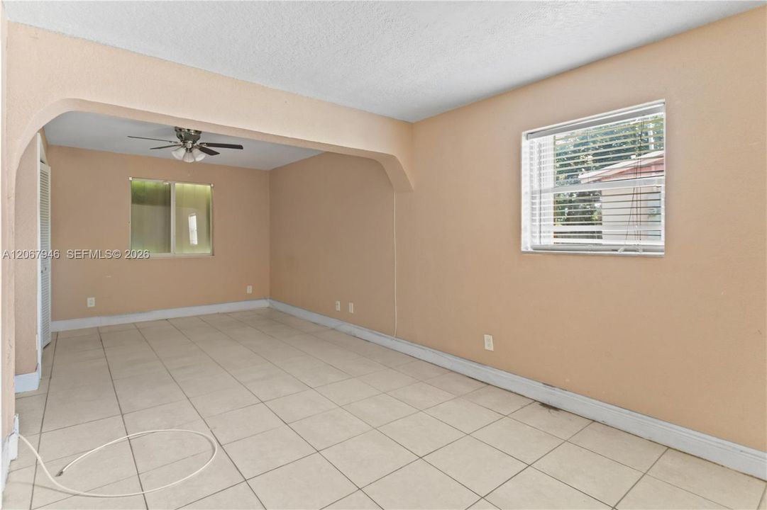 En Venta: $405,000 (3 camas, 2 baños, 1168 Pies cuadrados)