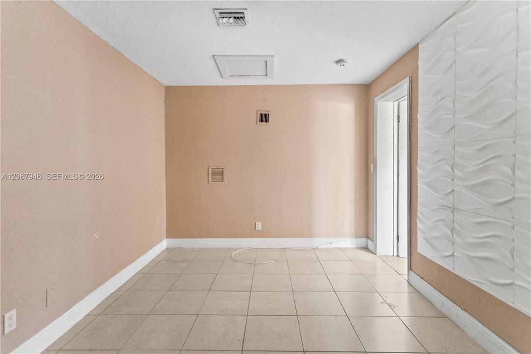 En Venta: $405,000 (3 camas, 2 baños, 1168 Pies cuadrados)