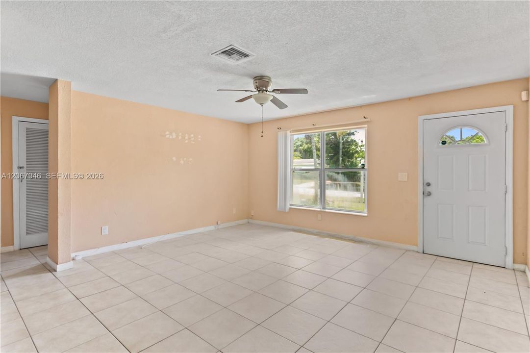 En Venta: $405,000 (3 camas, 2 baños, 1168 Pies cuadrados)