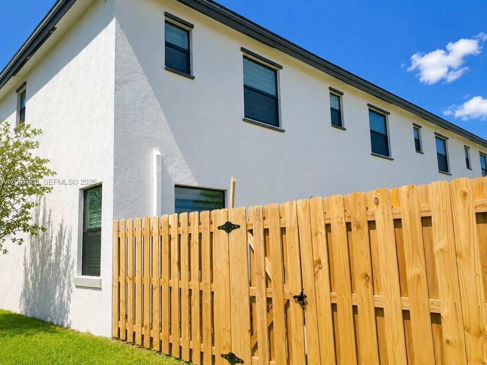 For Rent: $3,200 (3 beds, 2 baths, 1520 Square Feet)