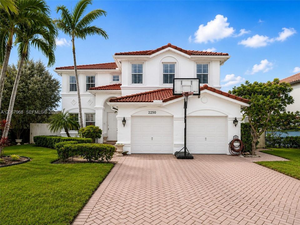 For Sale: $920,000 (4 beds, 2 baths, 2372 Square Feet)