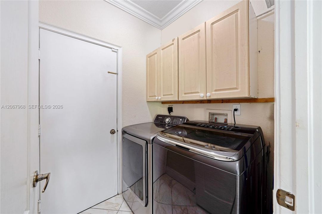 For Sale: $920,000 (4 beds, 2 baths, 2372 Square Feet)