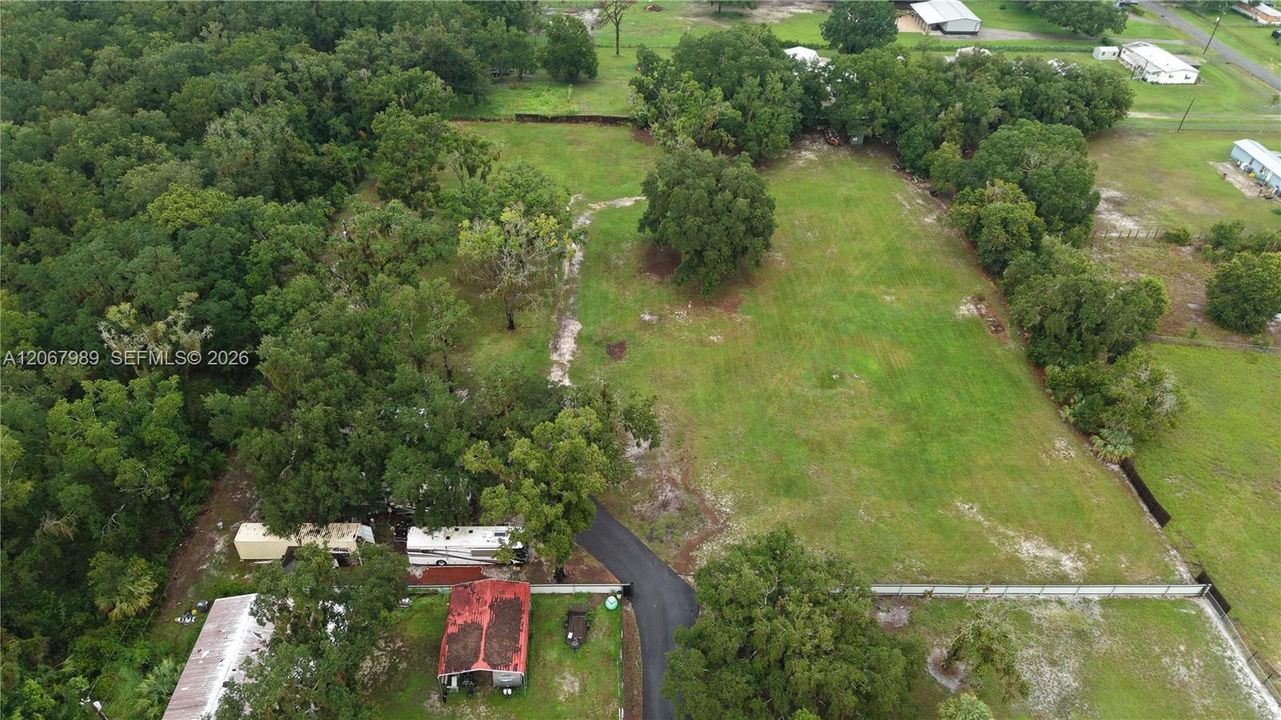 На продажу: $699,900 (3.21 acres)