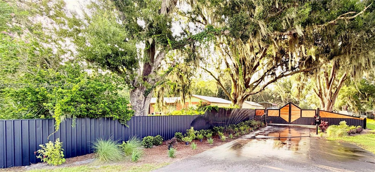 На продажу: $699,900 (3.21 acres)