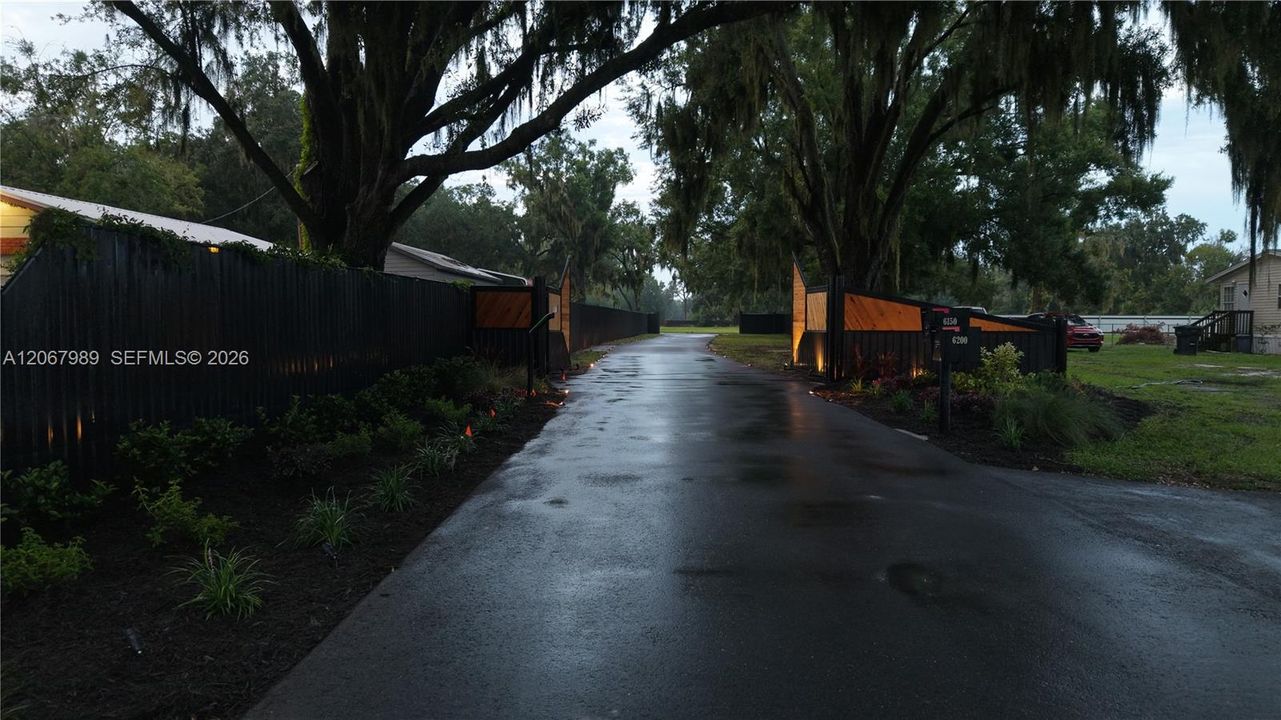 На продажу: $699,900 (3.21 acres)