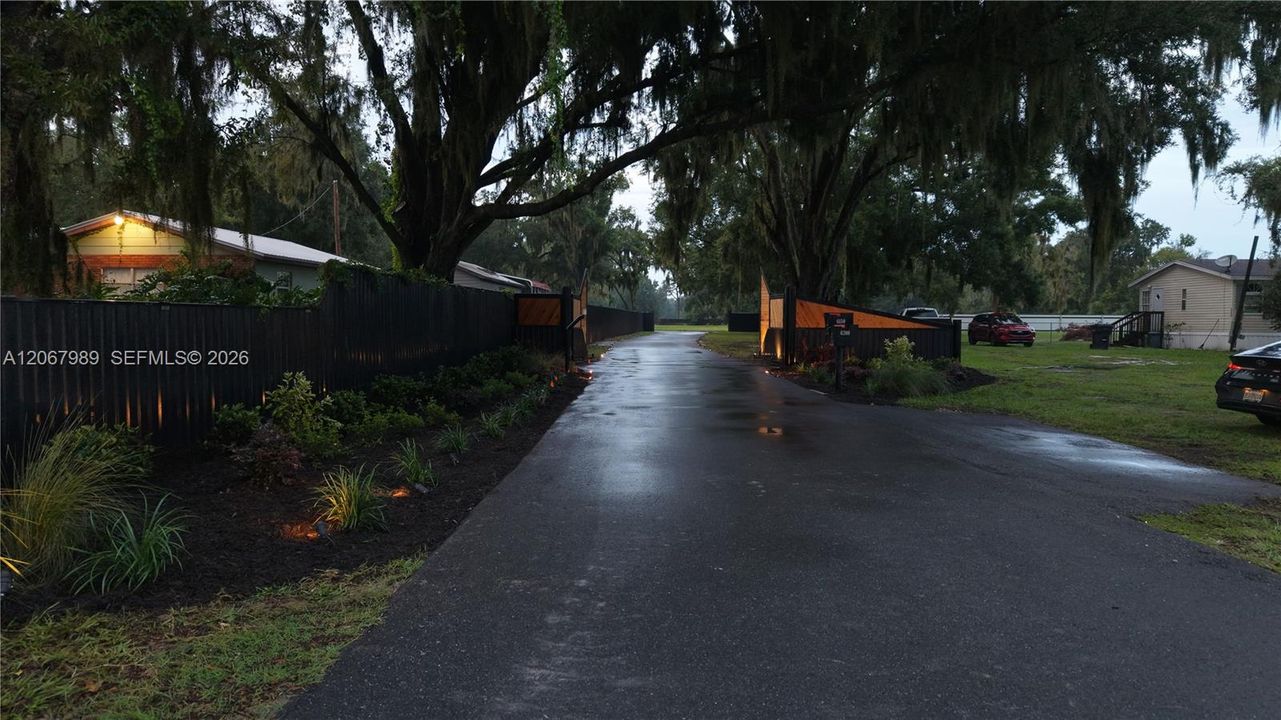 На продажу: $699,900 (3.21 acres)