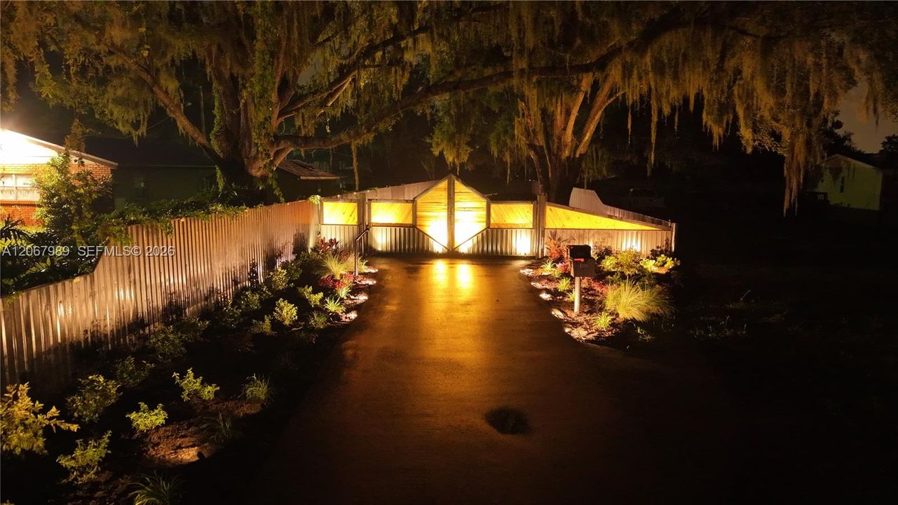На продажу: $699,900 (3.21 acres)