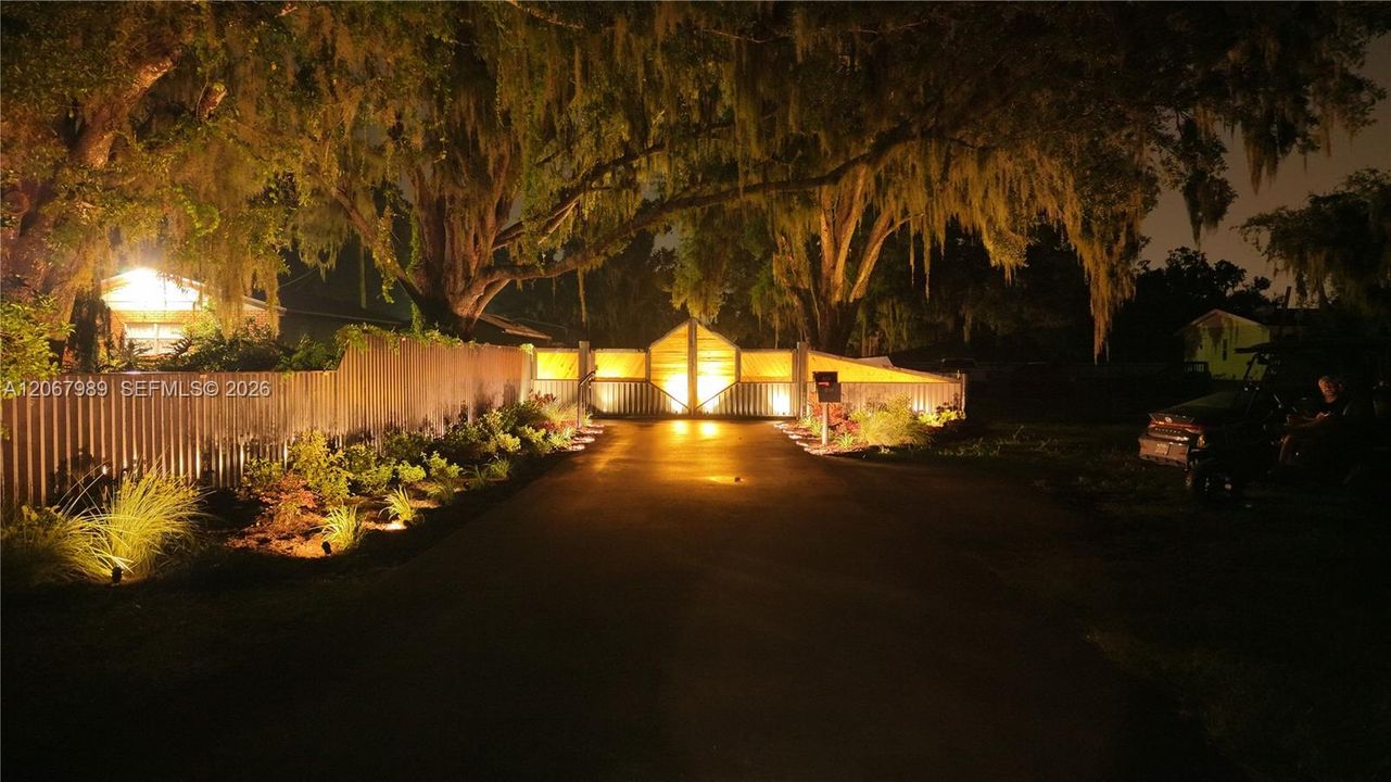На продажу: $699,900 (3.21 acres)