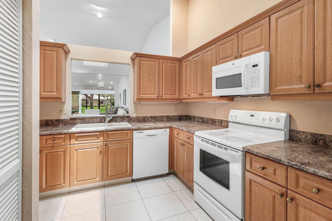 008-8271SunLakeDrive-BocaRaton-FL-33496-