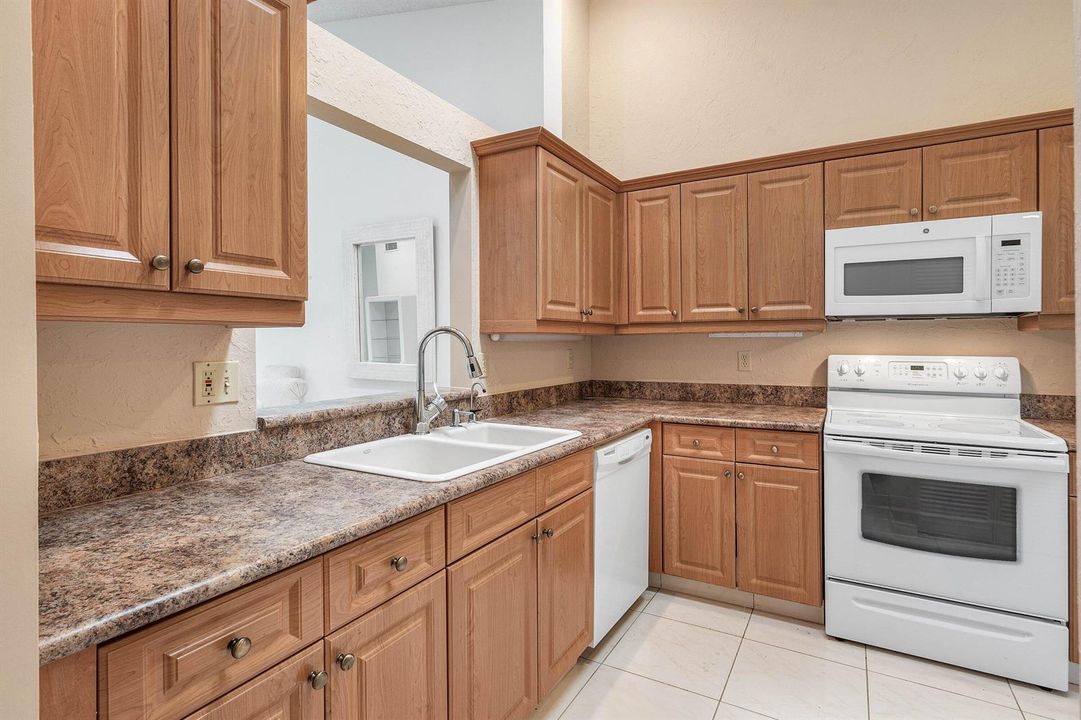 011-8271SunLakeDrive-BocaRaton-FL-33496-