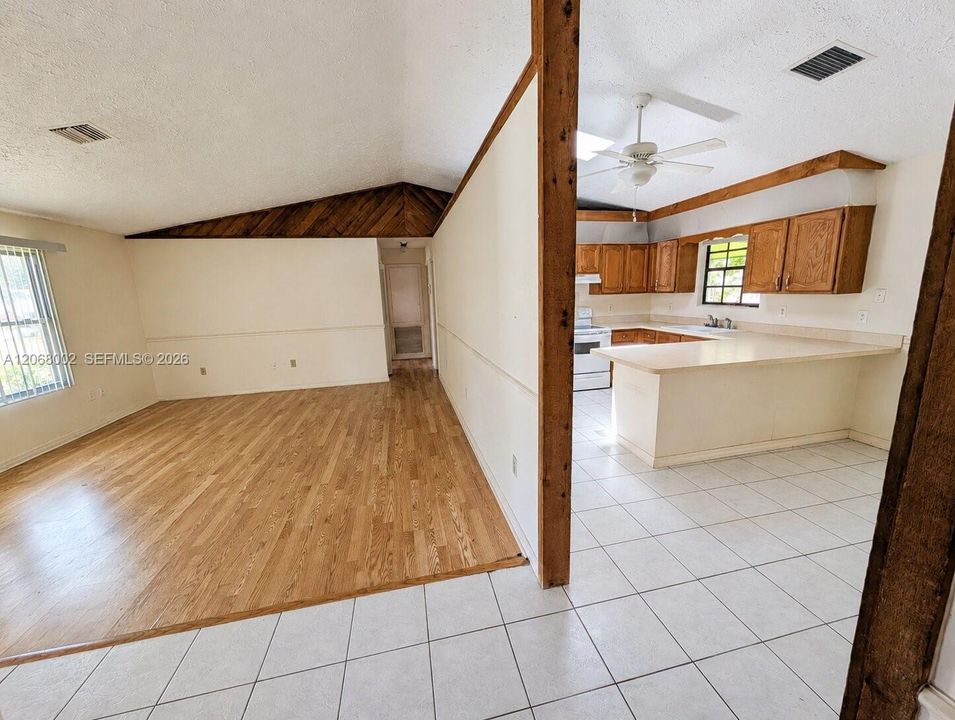 En Venta: $319,999 (4 camas, 2 baños, 1893 Pies cuadrados)