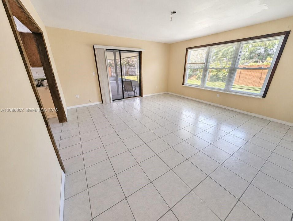 En Venta: $319,999 (4 camas, 2 baños, 1893 Pies cuadrados)