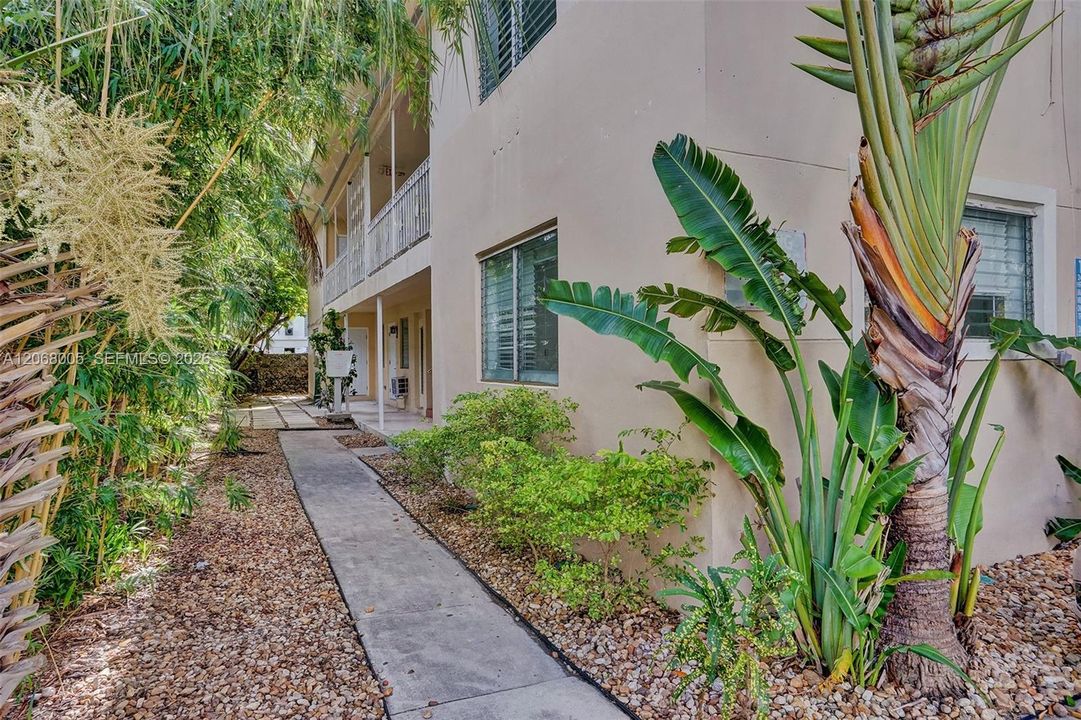 For Rent: $4,500 (2 beds, 2 baths, 1000 Square Feet)